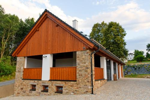 Chalupa Pod Šerovnou : مبنى من الطوب صغير بسقف احمر