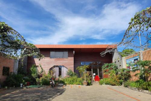 un edificio con una persona parada frente a él en An Nhiên Villa, en Bao Loc