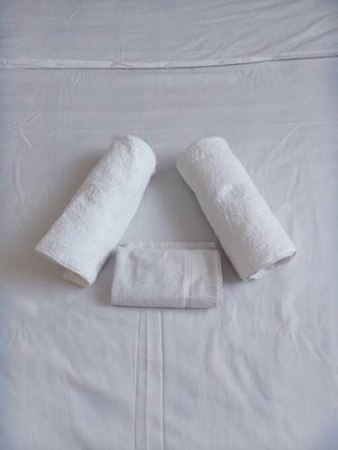 zwei Handtücher auf dem Bett in der Unterkunft Wenwa Homes South B702037774 (1 bedroom) in Nairobi