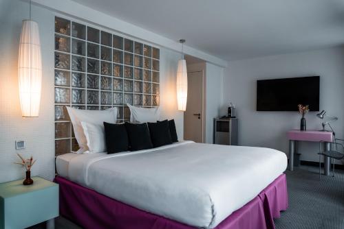 Ένα ή περισσότερα κρεβάτια σε δωμάτιο στο Kube Hôtel Paris