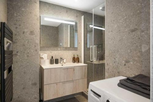 bagno con lavandino e doccia con specchio di Les Terrasses de Monaco a Roquebrune-Cap-Martin