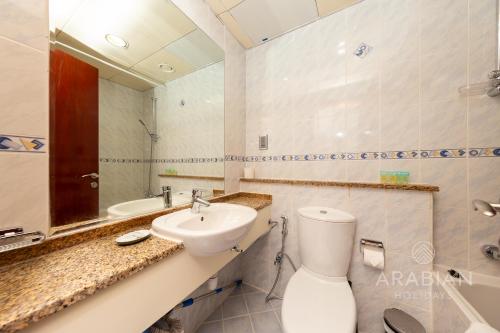 Koupelna v ubytování Spacious Studio with Lake Views - JLT