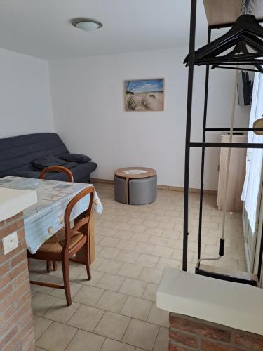 un salon avec un canapé et une table dans l'établissement Appartement Berck sur Mer, à Berck-sur-Mer