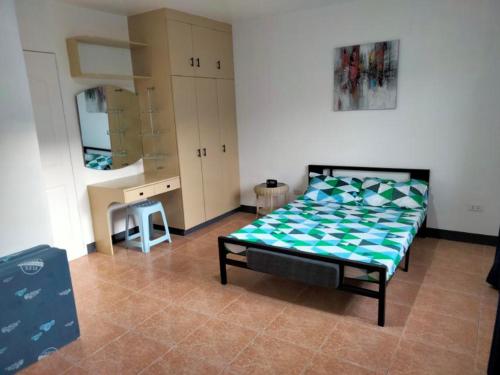 een kamer met een bed in een kamer met een keuken bij Vacation Town House Near Mactan Cebu Airport in Mactan