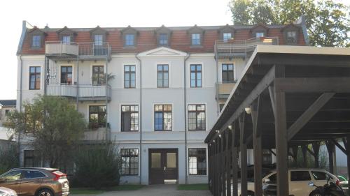 a large white building with a lot of windows at Zum Senckenberg in Görlitz