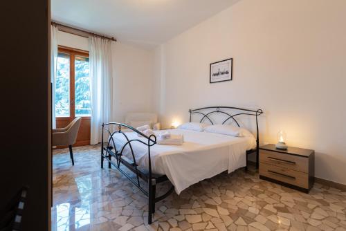 um quarto com uma cama, uma mesa e uma janela em Montanari Home zona il S. Orsola em Bolonha