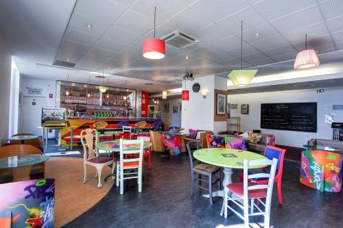 a restaurant with tables and chairs and a bar at ibis Marseille Centre Gare Saint Charles in Marseille