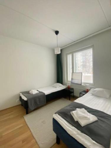 Postel nebo postele na pokoji v ubytování Kotimaailma - Kaunis tilava kolmio saunalla Helsingissä