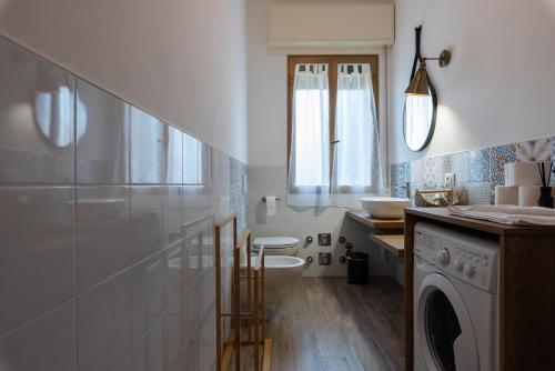uma casa de banho com um lavatório e uma máquina de lavar roupa em Montanari Home zona il S. Orsola em Bolonha
