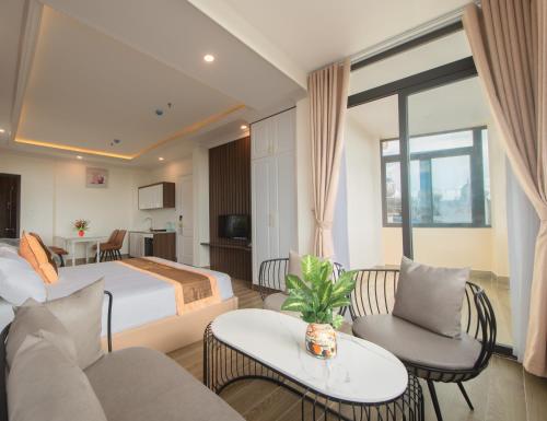 ein Hotelzimmer mit einem Bett, einem Tisch und Stühlen in der Unterkunft BẢO DUY HOTEL 5 in Da Lat