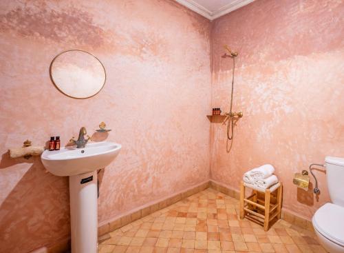a bathroom with a sink and a toilet at Riad Privé Dar L'Étoile - Piscine & Petit Déj inclus in Marrakesh