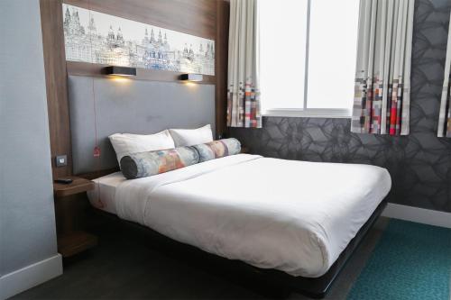 Aloft Lower Ground King Guest Room with One King Bed
