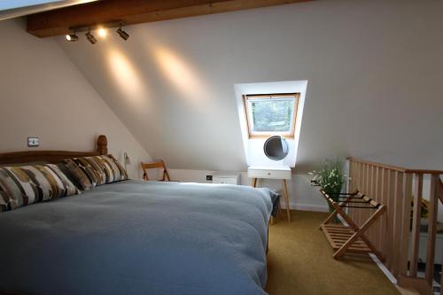 Postel nebo postele na pokoji v ubytování The Studio at Dan y Garn