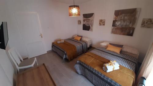 En eller flere senge i et værelse på AbumaHouse