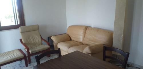 - un salon avec un canapé, deux chaises et une table dans l'établissement House by the Garden, à Marrùbiu