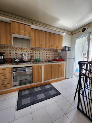 Nhà bếp/bếp nhỏ tại S+1 propre à manzah 7 bis