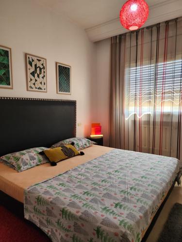 Giường trong phòng chung tại S+1 propre à manzah 7 bis