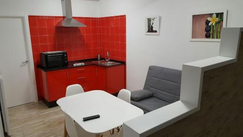 sala de estar con mesa blanca y sofá en Antonio Fernández Playa, en Conil de la Frontera