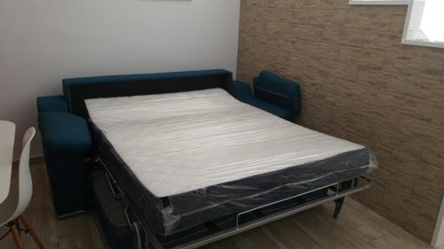 Cama pequeña en habitación con colchón en Antonio Fernández Playa, en Conil de la Frontera