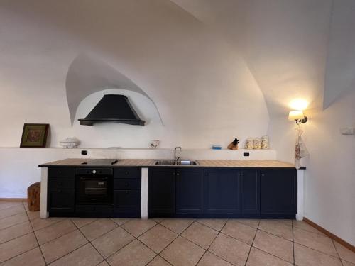 een keuken met een wastafel en een fornuis top oven bij Trilocale Giustino Vadaione in Giustino