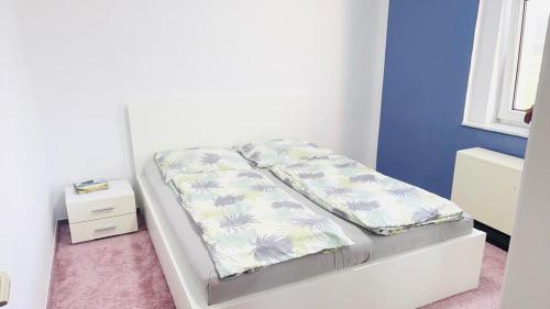 a bed with two pillows on it in a room at Berzi Ferienwohnung 001 Görlitz in Markersdorf