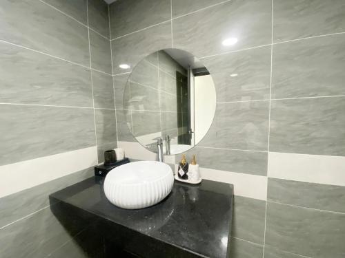 a bathroom with a sink and a mirror at Ruby Hotel - Gần Trung tâm khảo thí ĐHTN in Thái Nguyên