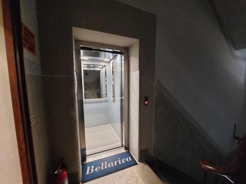 a small bathroom with a mirror in a wall at Appartamento Mare Blu in Cavo