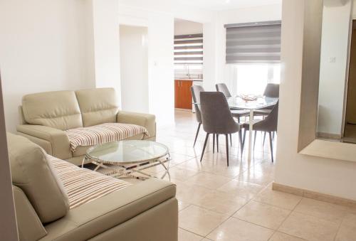 uma sala de estar com um sofá e uma mesa em Central Larnaca Apartment em Larnaka