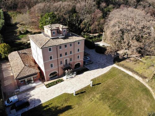 an aerial view of a large house with a yard at Villa Lattanzi in Marina Palmense