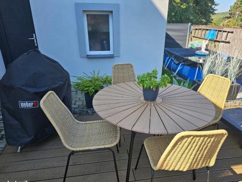 una mesa y sillas con una sombrilla en el patio en Second chance apartment en Choteč
