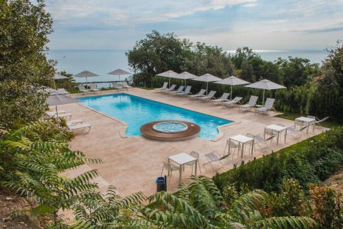 an overhead view of a swimming pool with chairs and umbrellas at Villa Lattanzi in Marina Palmense
