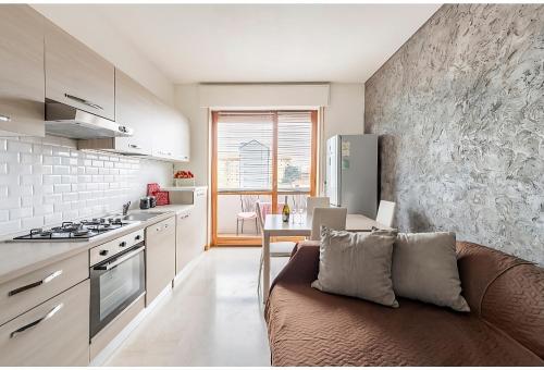 salon z kanapą i kuchnią w obiekcie Appartamento Milano w Mediolanie