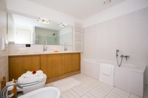 La salle de bains est pourvue de toilettes, d'une baignoire et d'un lavabo. dans l'établissement Sant' Andrea Vista, à Menaggio