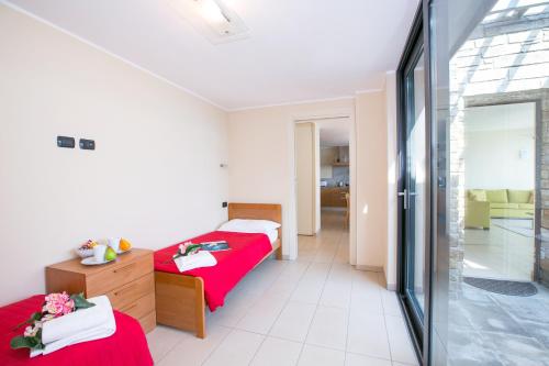 une chambre d'hôtel avec 2 lits et un couloir dans l'établissement Sant' Andrea Vista, à Menaggio