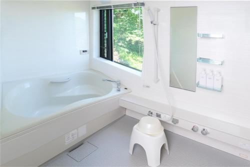 bagno bianco con vasca e servizi igienici di Blanc - Vacation STAY 11098v ad Atami