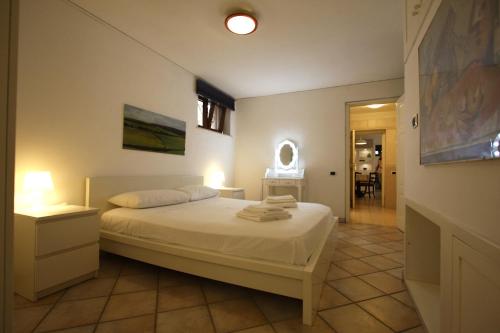 una camera con letto bianco e specchio di Appia Antica 2BR with swimming pool a Roma