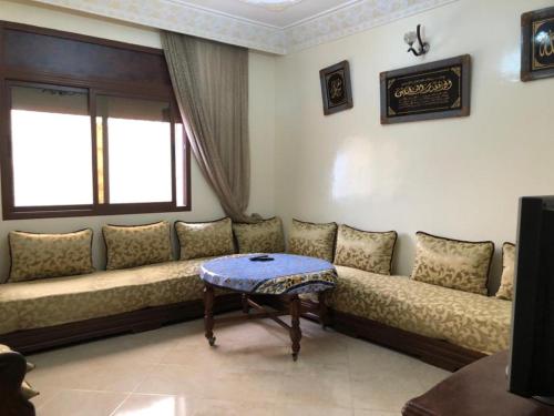 un soggiorno con divano e tavolo di Appartement à louer à azemmour a Azemmour