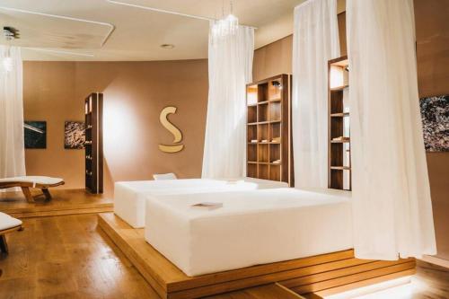Postel nebo postele na pokoji v ubytování Cosy, stylish new flat with spa and gym & shuttle to ski lifts