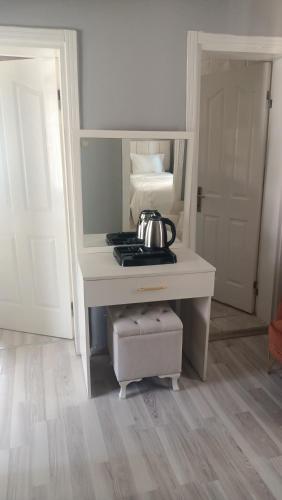 een keuken met een fornuis en een waterkoker. bij Fetih Suite Home A2 in Istanbul