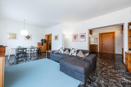 ein Wohnzimmer mit einem Sofa und einem Tisch in der Unterkunft RiverView Luxury flat in Verona