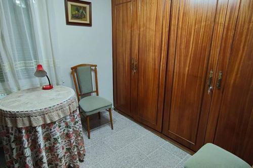 ein Schlafzimmer mit einem Tisch, einem Stuhl und einer Kommode in der Unterkunft casa lucia in Palencia