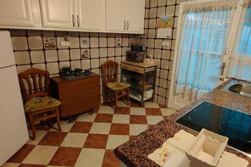 eine Küche mit einer Theke, 2 Stühlen und einem Tisch in der Unterkunft casa lucia in Palencia