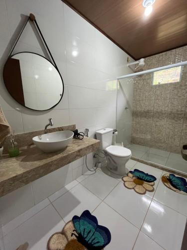 a bathroom with a sink and a toilet at Chácara cantinho na roça, Domingos Martins - Espirito Santo in Domingos Martins