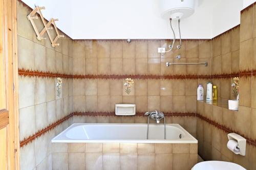 La salle de bains est pourvue d'une baignoire et de toilettes. dans l'établissement Casa Giovanni, à Cala Gonone