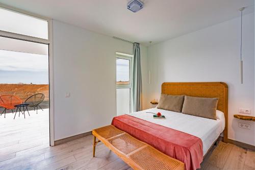 1 dormitorio con 1 cama y balcón en VILLA PAPAYA en Tías