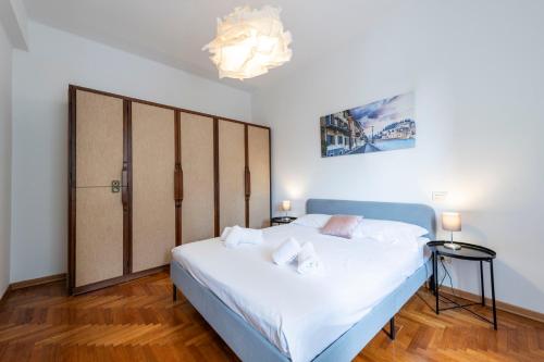 ein Schlafzimmer mit einem großen Bett und einem großen Schrank in der Unterkunft RiverView Luxury flat in Verona