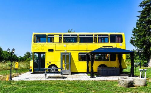 Fotografia z galérie ubytovania The Big Yellow Bus v destinácii Montchevrier