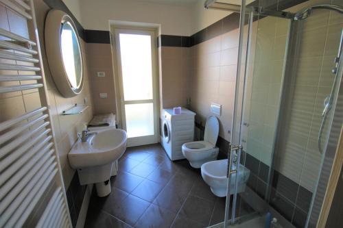 een badkamer met een toilet, een wastafel en een douche bij Il sogno di Iaia in Bra