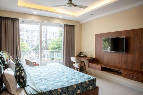 Habitación de hotel con cama y TV en Perch Arbor Cyber City en Gurgaon