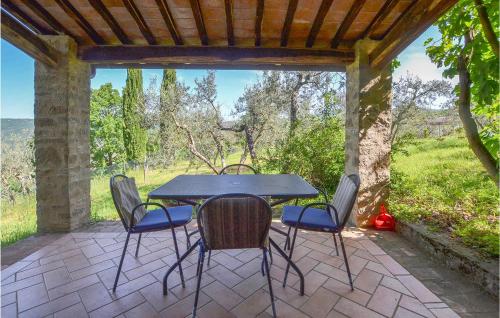 カスティリオーン・フィオレンティーノにあるCozy Home In Castiglion Fiorentinoのパティオ(テーブル、椅子付)